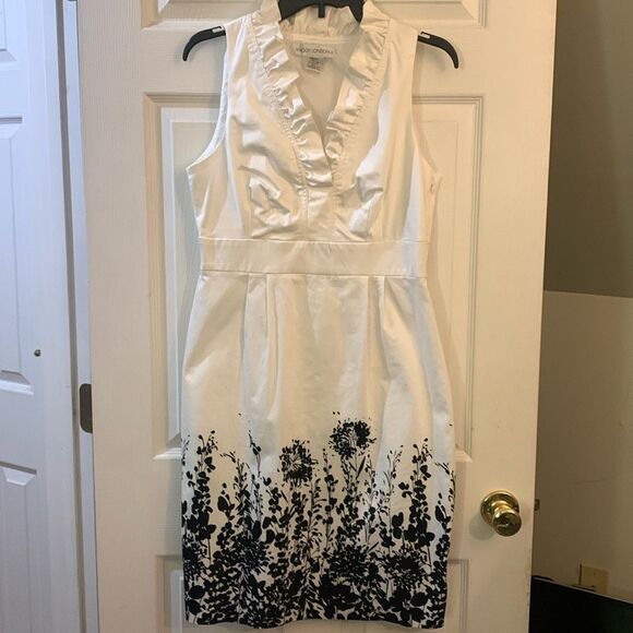 MAGGY LONDON DRESS WHITE W/BLACK PRINT ON SKIRT RUFFLE V NECK NWOT - Picture 1 of 8